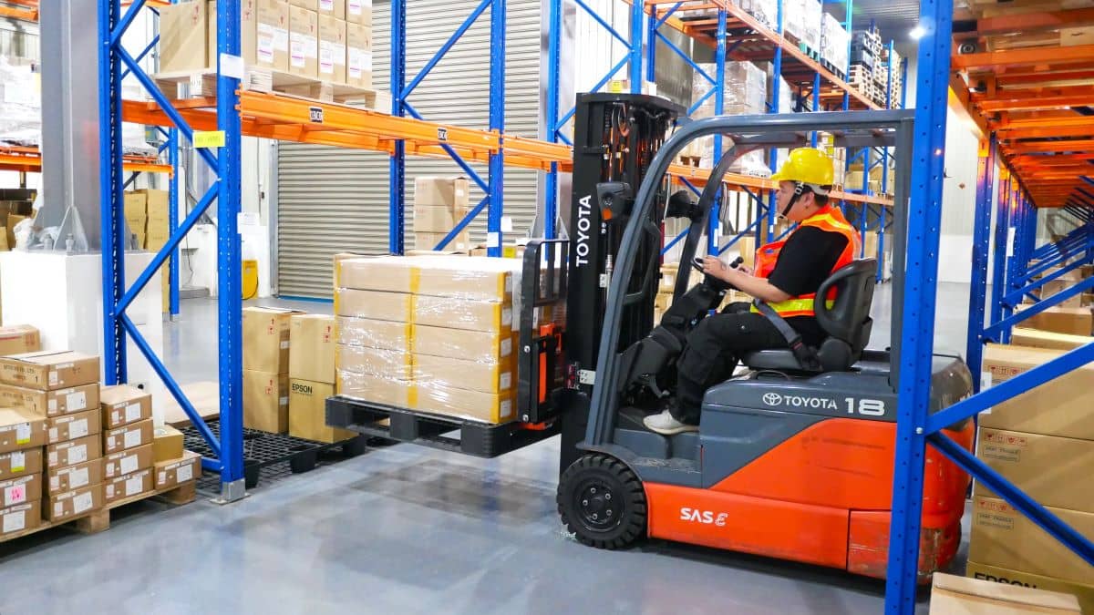 堆高機操作上下貨